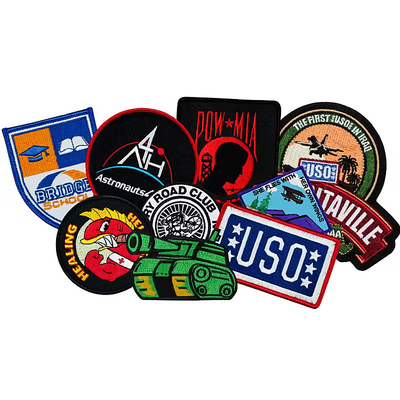 Patches de logotipo bordado personalizados com design de borda entrelaçado