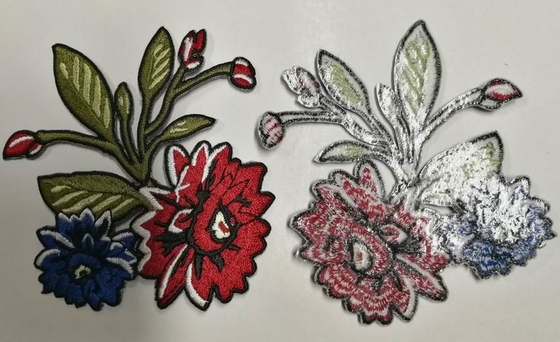2Pcs/beira branca Rose Iron On Embroidery Flowers Merrowed dos pares para a roupa