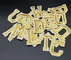 O alfabeto do ouro rotula o ferro dos remendos em/costurar-lo em letras retros do alfabeto do bordado